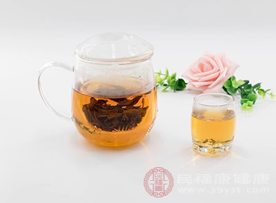 紅茶含有大量多酚類物質(zhì)，具有促進人體產(chǎn)生胰島素的功效，可以輔助控制血糖水平，幫助糖尿病患者保持血糖的穩(wěn)定