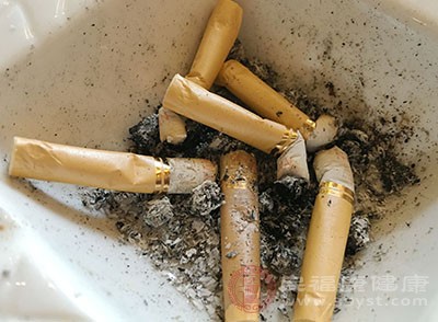 吸烟者初次抽烟或者一次吸烟过量，融于血液中的尼古丁会使吸烟者产生中毒反应