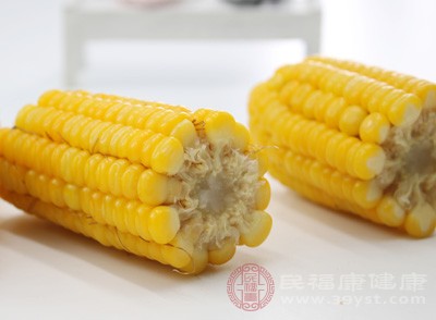 在我們?nèi)粘５娘嬍持?富含葉黃素和玉米黃質(zhì)的食品有:綠葉蔬菜(例如:菠菜、甘藍(lán)和芥菜等)、南瓜、綠色的豆類(例如豌豆)和椰菜等