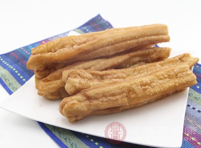 目前国家公布的食品铝含量标准是≤100mg/Kg,但是宋某和叶某炸出来并送往火锅店等餐馆的油条铝含量严重超标 目前国家公布的食品铝含量标准是≤100mg/Kg,但是宋某和叶某炸出来并送往火锅店等餐馆的油条铝含量严重超标