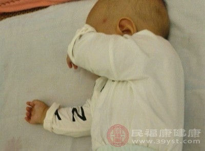 寶寶出眼屎還有可能是嬰幼兒淚囊炎，而不是人們所認(rèn)為的“上火”、“熱氣”之類