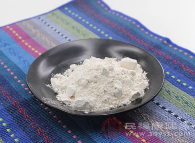 一袋黄色的面粉里可以看到有黑色的异物 一袋黄色的面粉里可以看到有黑色的异物