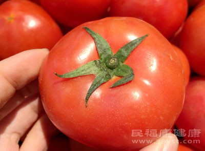 一个中等大小的西红柿