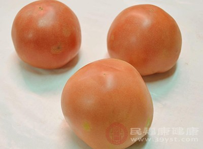 取西红柿丁一匙，芹菜末、胡萝卜末