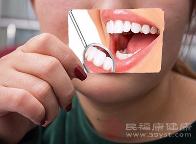 牙结石会不断地刺激牙龈，即会引起牙龈出血