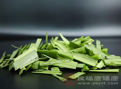 將韭菜洗凈切段，蝦仁解凍后瀝干水