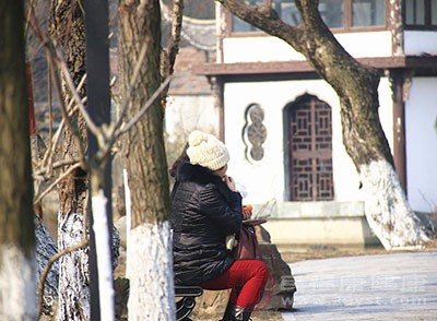 冬季晒太阳可以使我们感到温暖