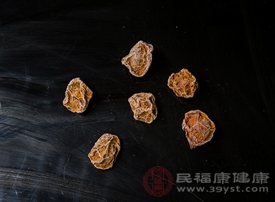 取出，用清水沖洗干凈，切成小塊