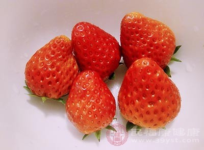 用料:草莓500克、白糖50克 用料:草莓500克、白糖50克