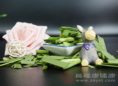 买一把韭菜，洗净切细，放入盆中捣碎成糊状