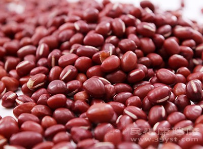 红豆含有丰富的钾元素，有助于排出体内多余盐分