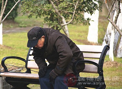 老人补钙的时候要注意不要服用含磷的钙剂