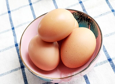 鸡蛋含丰富的蛋白质,其蛋白质组成与人体的相当接近,能促进细胞再生