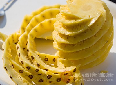 菠萝中含有的菠萝蛋白酶