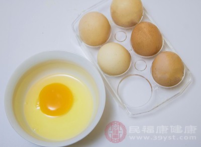 由于細(xì)菌侵入雞蛋內(nèi)大量繁殖，產(chǎn)生變質(zhì)