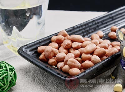 花生是高脂肪、高蛋白食物，會刺激膽汁分泌