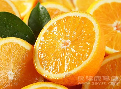 橙子的皮，性味甘苦，具有止痰的作用