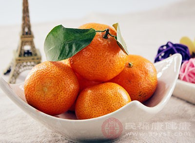 当口臭时，可以吃橘子或含橘子皮在口中