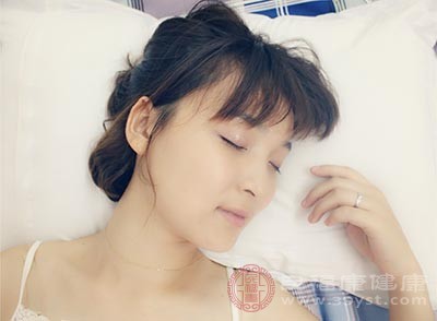 充足的睡眠可以促进皮肤正常的新陈代谢