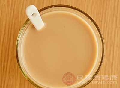 珍珠奶茶中的香精和色素是按照国家食品添加剂标准添加的