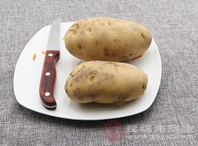 吃发芽的土豆容易产生喉咙不适