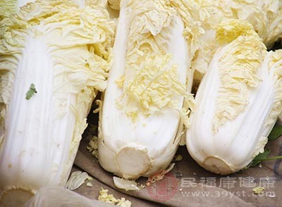 白菜是大众菜。它性微寒,味甘,具有解毒除热，通利肠胃的功能