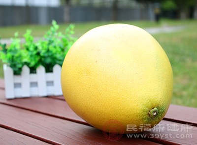 柚子热量低，维生素c、纤维素、水分含量丰富