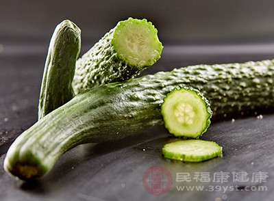 黄瓜洗净、切薄片、用少许精盐腌渍20分钟