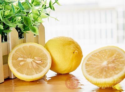 柠檬含有十分丰富倒入维生素C