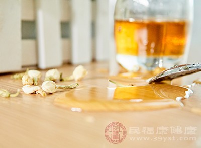 可以选择早晚喝一杯蜂蜜水