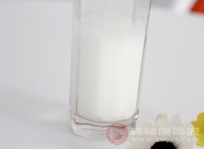 牛奶(或在牛奶中加一些醋)用来浸泡银器