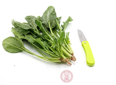 菠菜它具有润燥养肝，益肠胃，通便秘的作用
