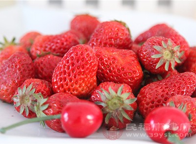 草莓含有大量果胶及纤维素