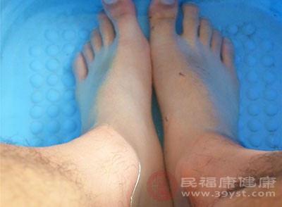 患者将双足浸入水中，有时可取得立竿见影的效果