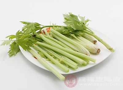 芹菜2棵，猪肉200克，葱半根