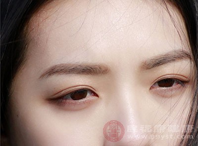 不正确的护肤化妆手法产生眼部脂肪粒