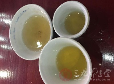 沏水一杯當(dāng)喝到茶杯里剩余半杯茶水的時候及時加水