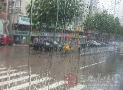 潮湿下雨天减少外出