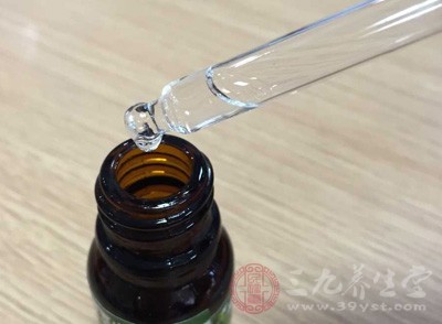 使用一些精華油并配合對(duì)眼角的按摩效果相當(dāng)不錯(cuò)