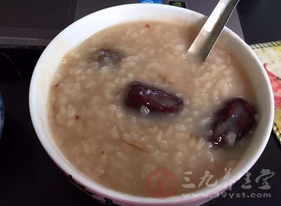 早餐喝点粥，既能饱腹，又能避免吃太干没食欲的现象