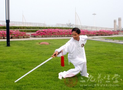 積極參加體育運(yùn)動，進(jìn)行體育鍛煉，對保健身體、調(diào)節(jié)身體是非常好的