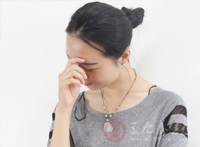 中毒者常会出现头昏胀痛、口渴、心悸、躁动不安