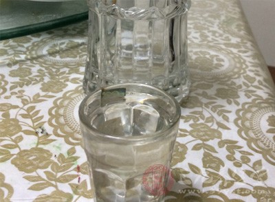 要慢慢喝酒,不时地停顿一下,喝酒时不要喝碳酸饮料 要慢慢喝酒,不时地停顿一下,喝酒时不要喝碳酸饮料