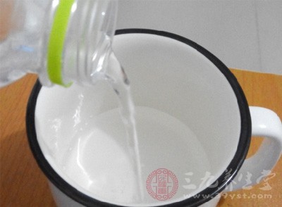 喝白酒时，要多喝白开水