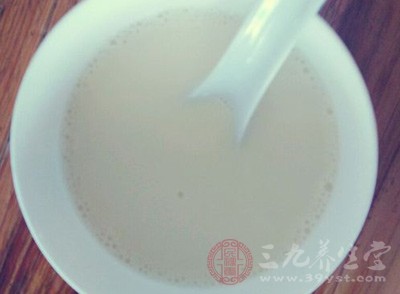 豆浆性质偏寒，消化不良、嗝气和肾功能不好的人，好少喝豆浆