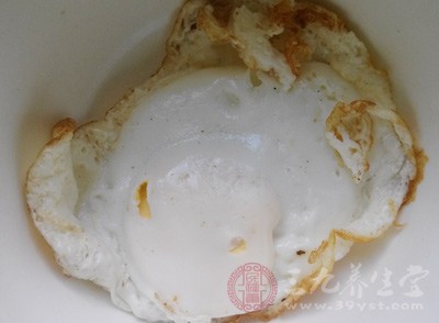 荷包蛋经过高油温的煎炸,营养损失比较大 荷包蛋经过高油温的煎炸,营养损失比较大