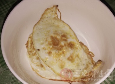 一分钟后我们看到蛋白开始凝固，这个时候我们就可以在鸡蛋上洒两小勺热水后马上盖上锅盖