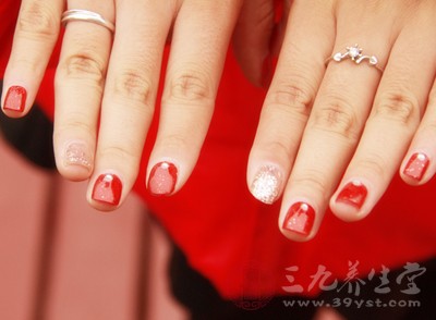 涂抹指甲油伤害大的地方无疑就是指甲部位了 涂抹指甲油伤害大的地方无疑就是指甲部位了