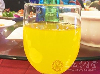 南阳女子在超市买快过期饮料 喝出问题维权难