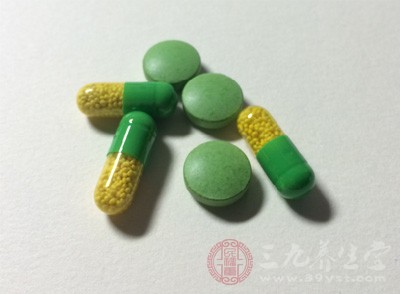 如感冒或拉肚子時，服用了黃連素或痢特靈后，會引起手腳麻木